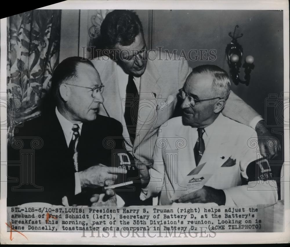 1968 Press Photo Pres. Harry Truman helped adjust armband of Fred Schmidt - Historic Images