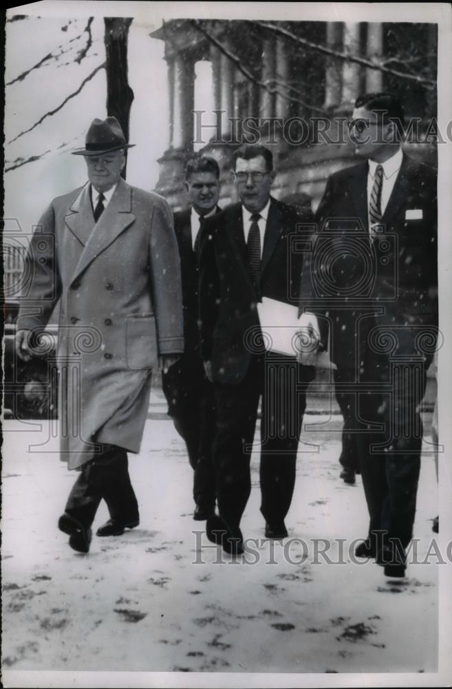 1956 Press Photo Pres.Eisenhower walks thru the snow from old State Dept. Bldg - Historic Images