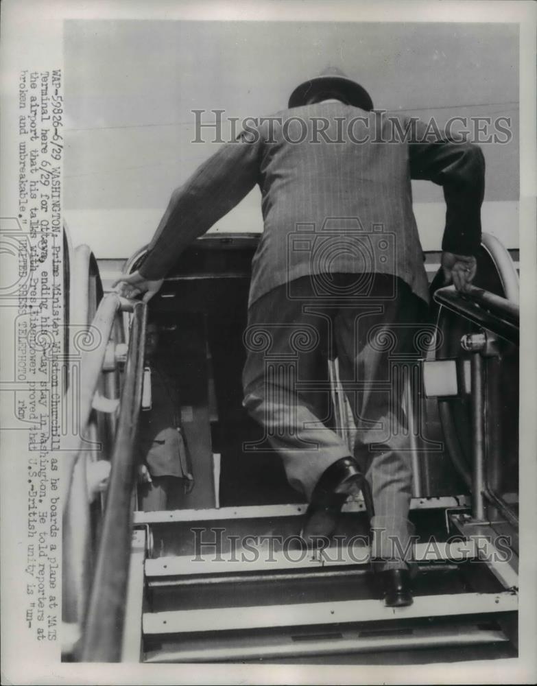 1954 Press Photo Sir Winston Churchill board a plane at MATS Terminal for Ottawa - Historic Images