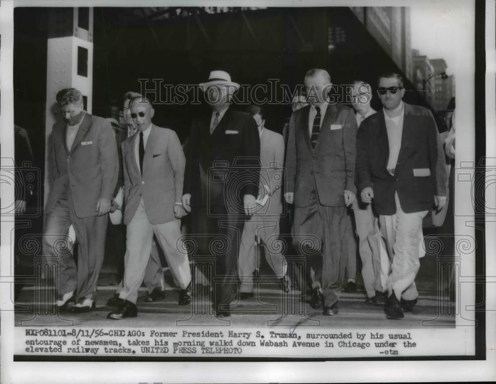 1956 Press Photo Harry S. Truman surrounded by newsman during his morning walk - Historic Images