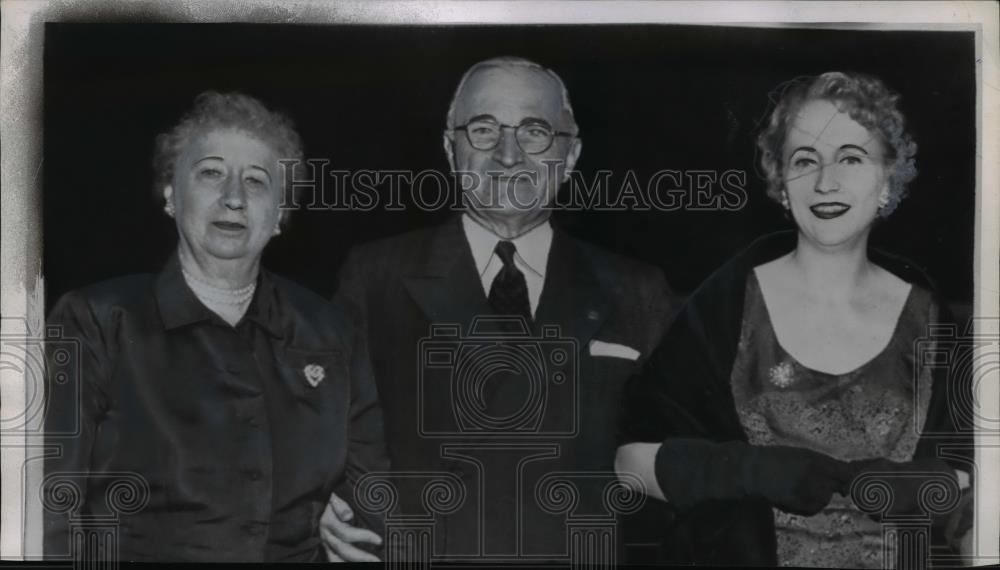 1955 Press Photo Pres.Harry Truman with wife Bess and daughter Margaret - Historic Images