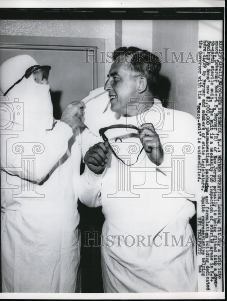 1960 Press Photo NJ Governor Robert Meyner on tour of ER Squibb plant - Historic Images