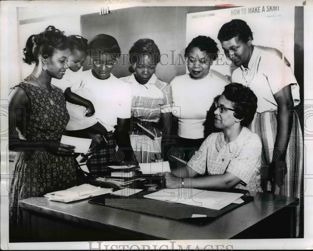 1961 Press Photo Catherine Woody registers mothers for parents sewing class - Historic Images