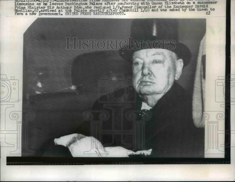 1957 Press Photo British Prime Minister Winston Churchill leaves palace - Historic Images