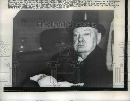1957 Press Photo British Prime Minister Winston Churchill leaves palace - Historic Images