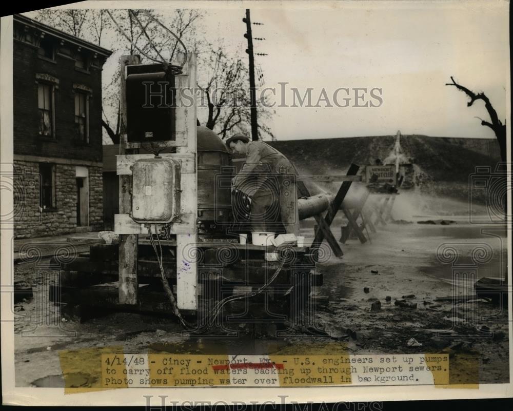 1948 Press Photo U.S Engineers set up pumps to carry of Flood waters at Newport - Historic Images