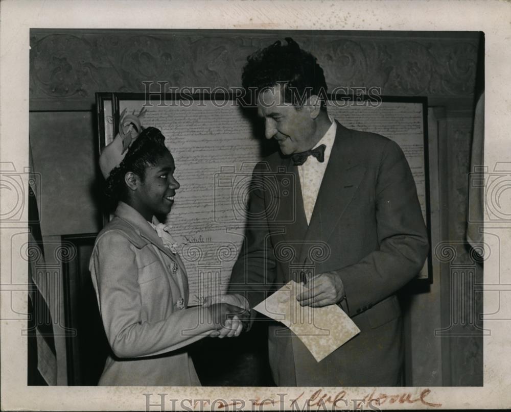 1944 Press Photo L-R Miss Bettie Allen,18 and Mayor Frank Lausche - nee68526 - Historic Images