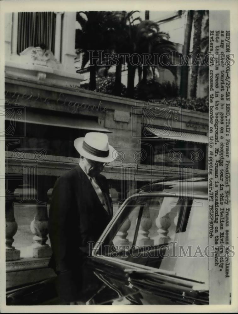 1958 Press Photo Harry Truman goes shopping tour in Italian Riviera City - Historic Images