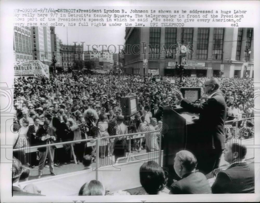 1964 Press Photo Pres. Lyndon Johnson address at huge Labor Rally in Detriot - Historic Images