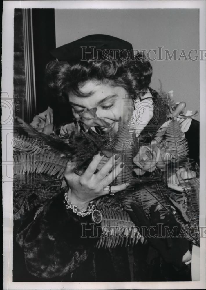 1954 Press Photo Madame Pierre Mendes-France Smells A Bouquet Of Flowers - Historic Images