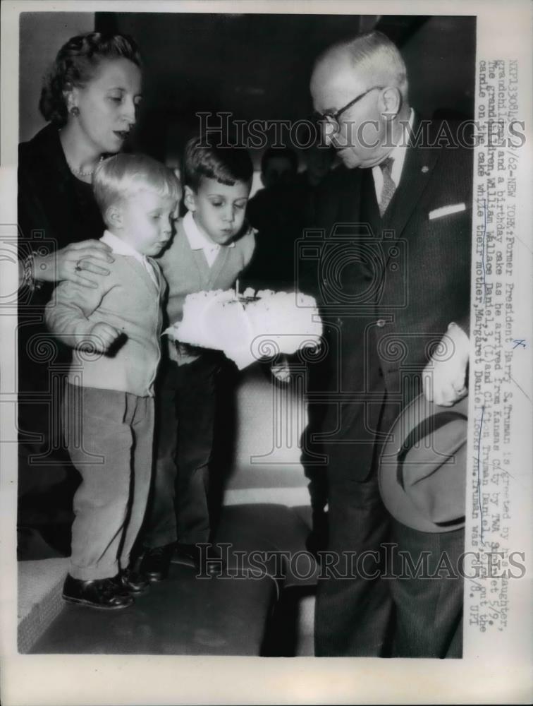 1962 Press Photo Pres. Harry Trumen greeted by grandchildren with birthday cake - Historic Images