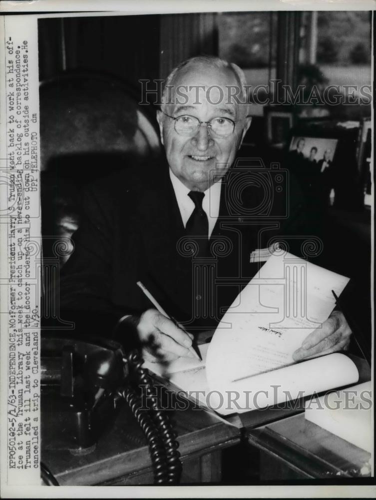 1963 Press Photo Harry S Truman back to work in the Truman Library to catch up - Historic Images