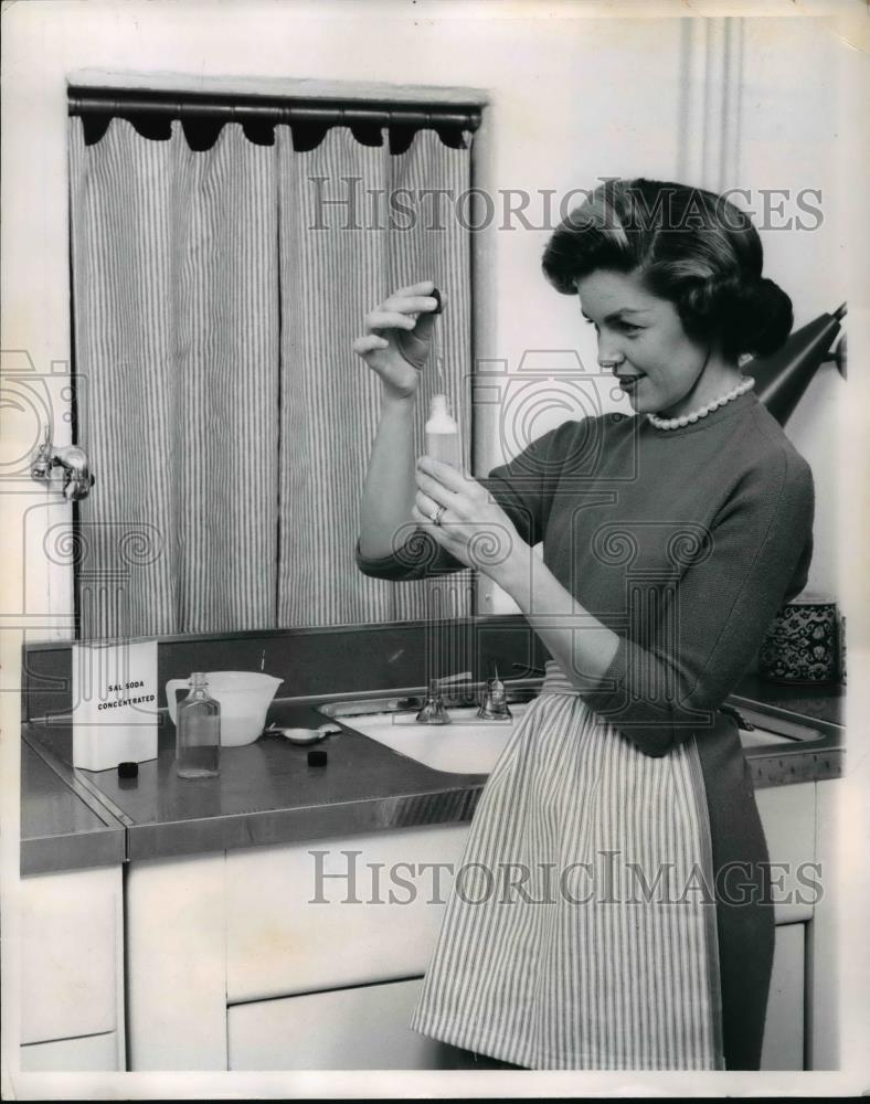 1962 Press Photo Home test with water and soap for easiet housecleaning - Historic Images