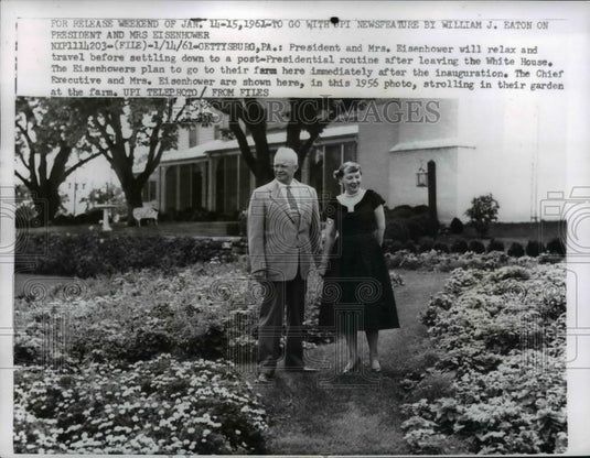 1960 Press Photo President And Mrs. Eisenhower Strolling At The Garden - Historic Images