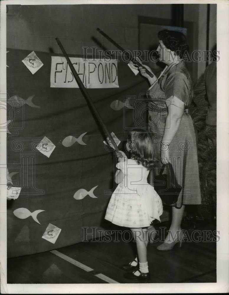 1954 Press Photo Barbara Turkovich and Mrs.Walter Powlus at Addison Y.M.C.A - Historic Images