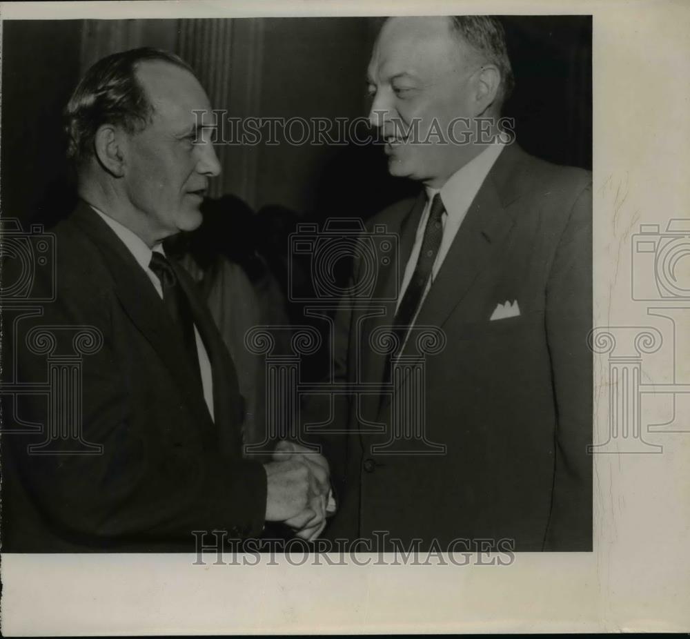 1955 Press Photo McClellan shakes hands with Slosser - nee92304 - Historic Images