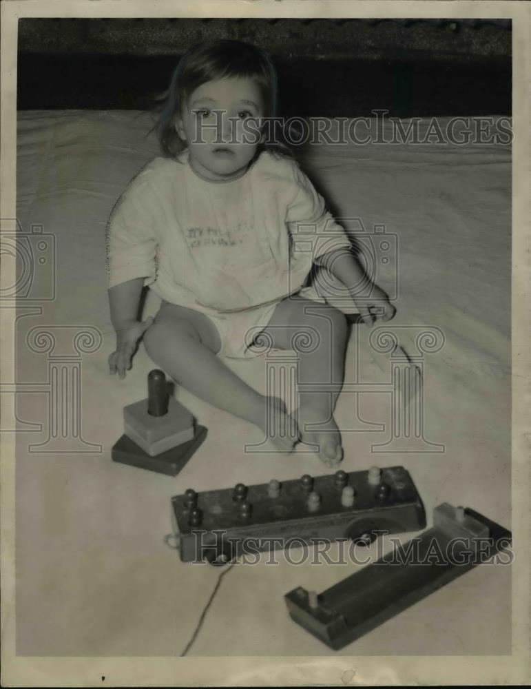 1949 Press Photo 19 month old Barbara Higgins of 316 Beach St Berea - nee92770 - Historic Images