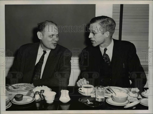 1946 Press Photo Ken Hunter & Sven Godfredsen at Religious and Labor Leader Met - Historic Images