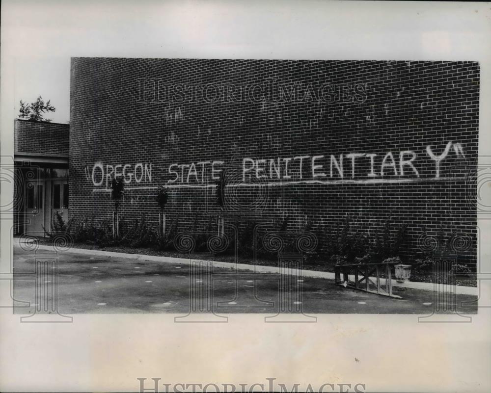 1958 Press Photo Signs at the brick wall of the Auditorium of School in Astoria - Historic Images