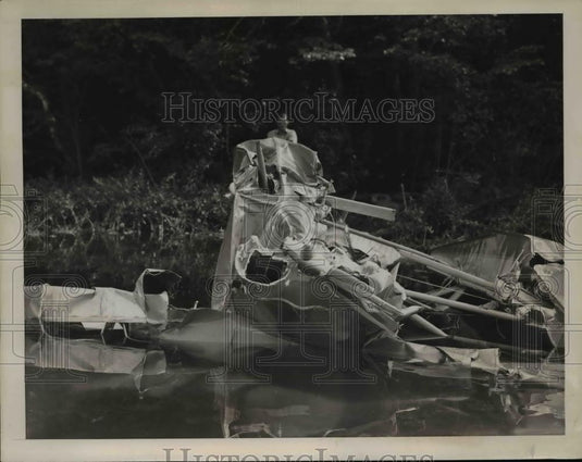 1940 Press Photo Wreckage of the Aiplane crashed on Pine Lake New York - Historic Images