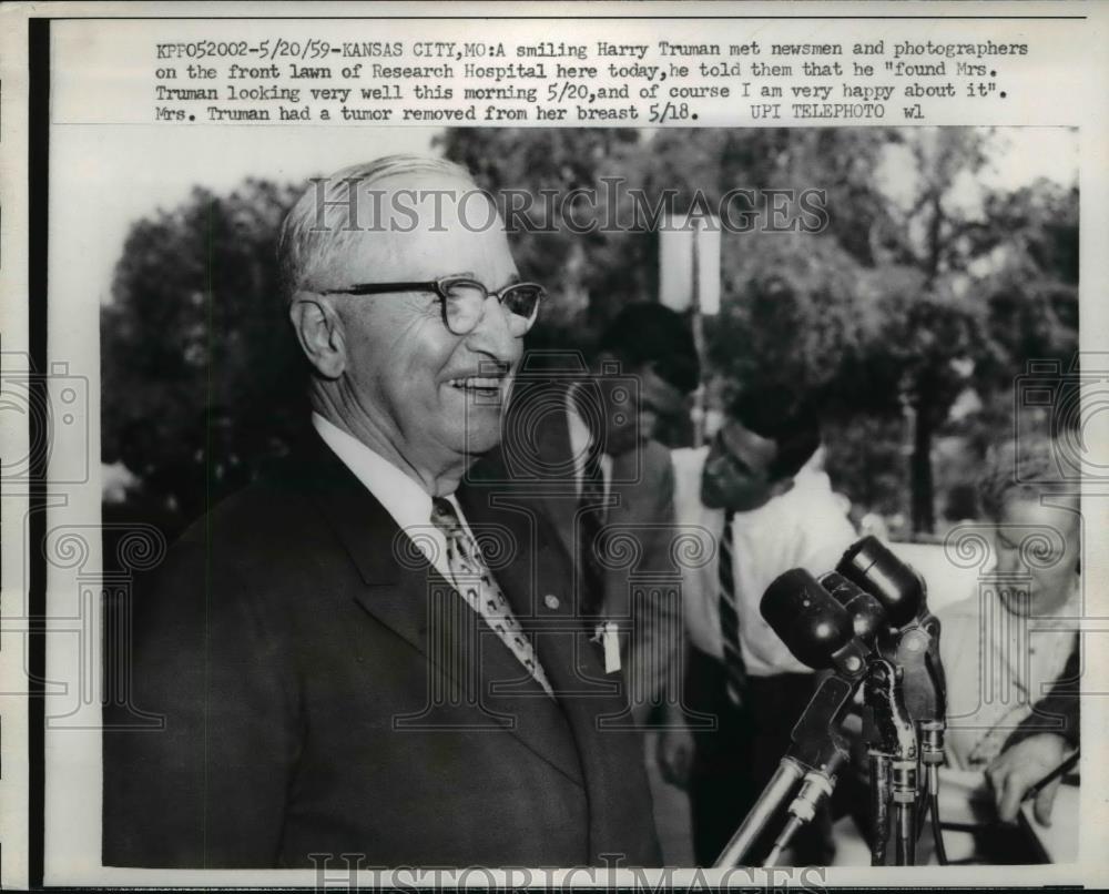 1959 Press Photo Harry S.Truman at the lawn of Research Hosp. with Newsman - Historic Images