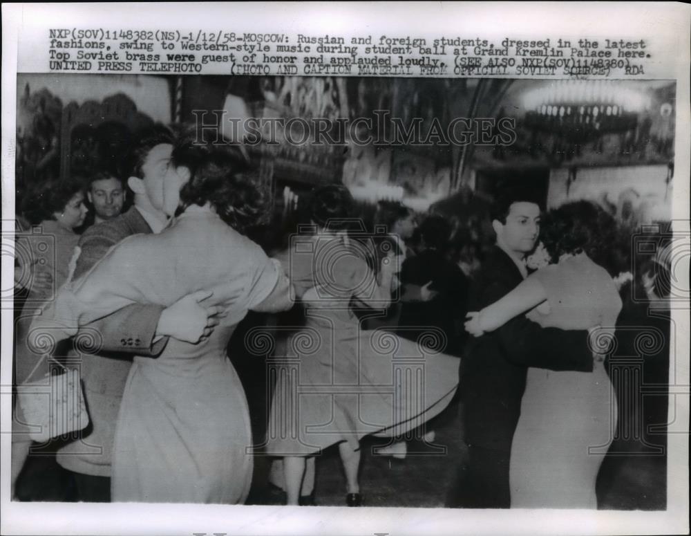 1958 Press Photo Russian and Foreign Student at Grand Kremlin Palace, Moscow - Historic Images