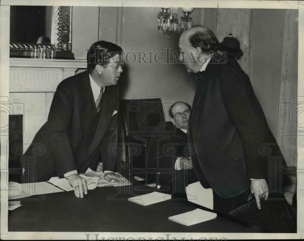 1933 Press Photo Atlee Pomerene Chairman of RFC talks with Senator La Follette - Historic Images