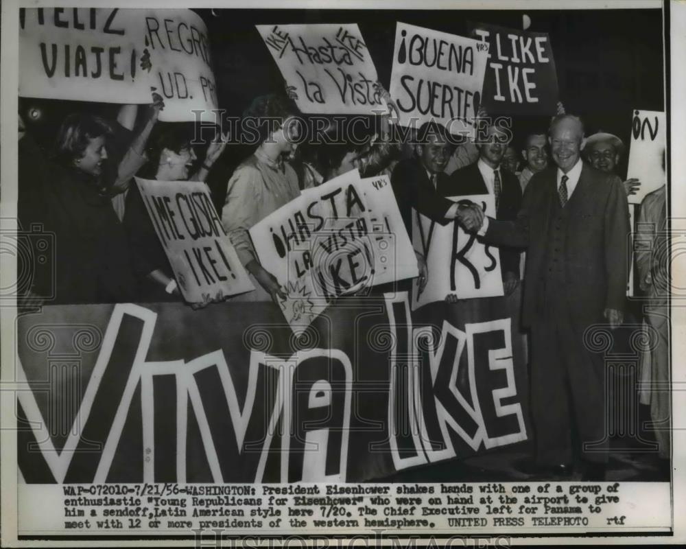 1956 Press Photo President Eisenhower Shakes Hand With The Crowd At The Airport - Historic Images