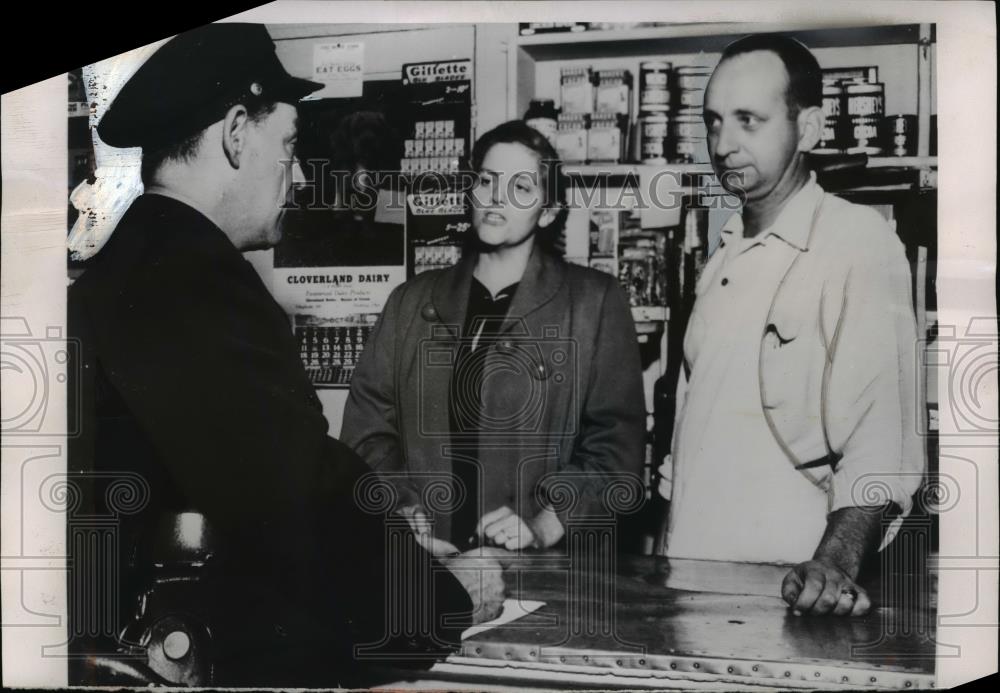 1953 Press Photo Officer Tom Minder questions Mrs Carl Coffield &amp; her employee - Historic Images