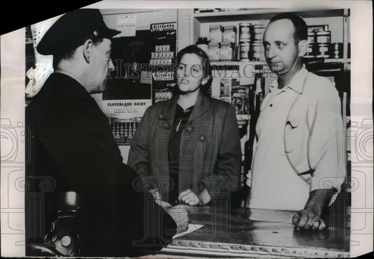 1953 Press Photo Officer Tom Minder questions Mrs Carl Coffield & her employee - Historic Images