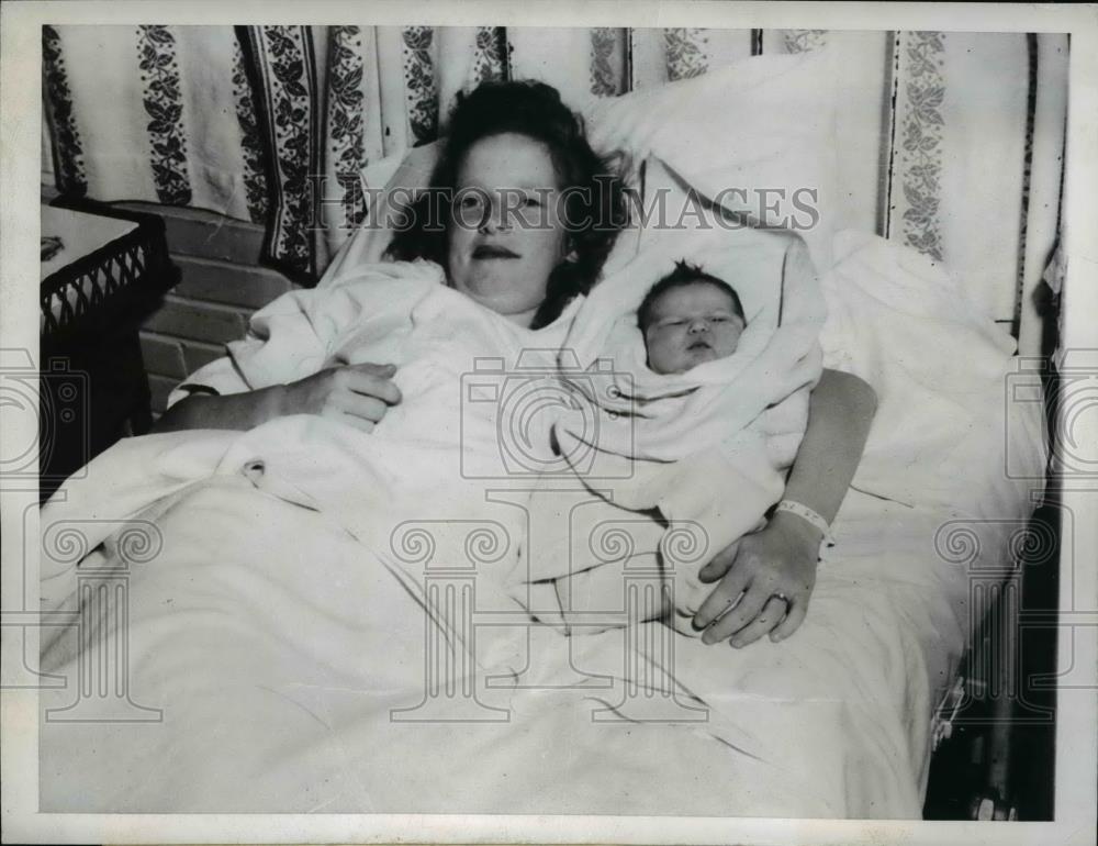 1946 Press Photo Mrs.Philip Helgesin beat the blizzard to reached a Madison Hosp - Historic Images