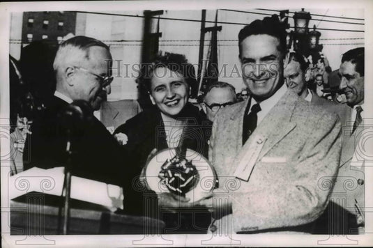 1952 Press Photo Pres.Harry Truman & daughter Margaret receive famed china set - Historic Images