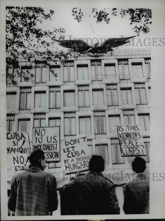 1961 Press Photo Anti-American banners displayed at the US Embassy in London - Historic Images