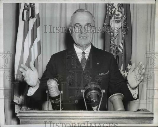 1946 Press Photo Pres.Harry Truman addresses a Nationwide audience by radio - Historic Images