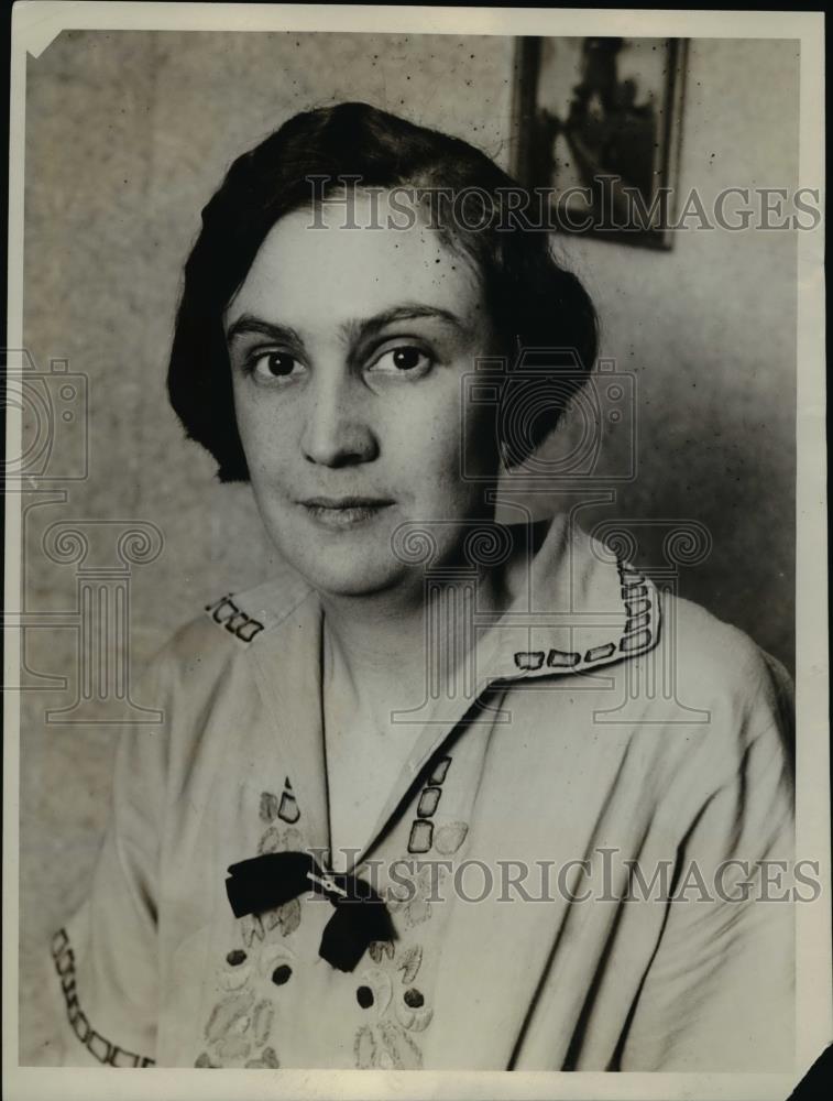 1927 Press Photo Mrs. Agatha Lund, Chicago Cat bandit victim - nee91152 - Historic Images