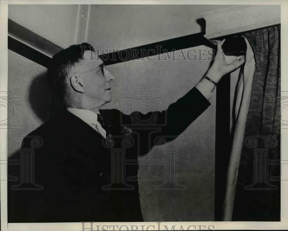 1940 Press Photo HIdden dictaphone Microphone in Hotel Room of Gordon Garland - Historic Images