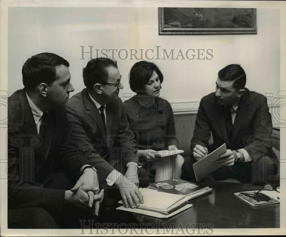 1968 Press Photo Counseling session at the Cleveland Advertising Club - Historic Images