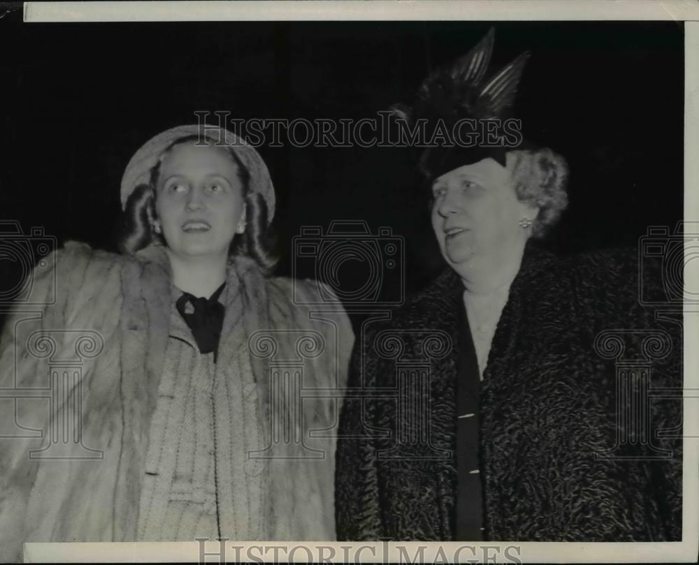 1946 Press Photo Mrs.Truman and daughter Margaret arrived at Independence Mo - Historic Images