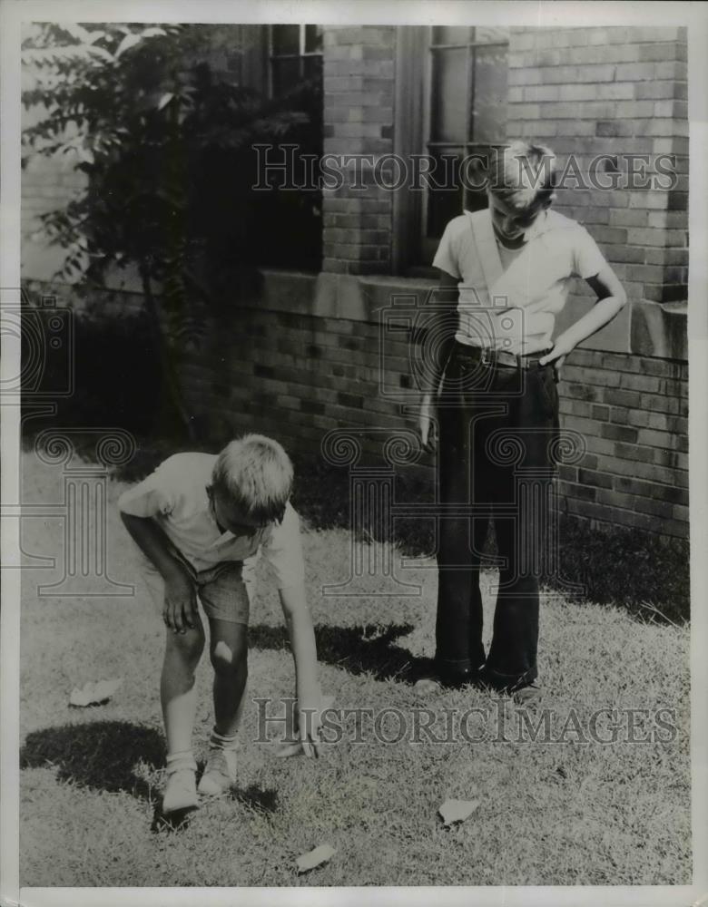 1937 Press Photo Pupils work out his punishment by picking up trash from School - Historic Images