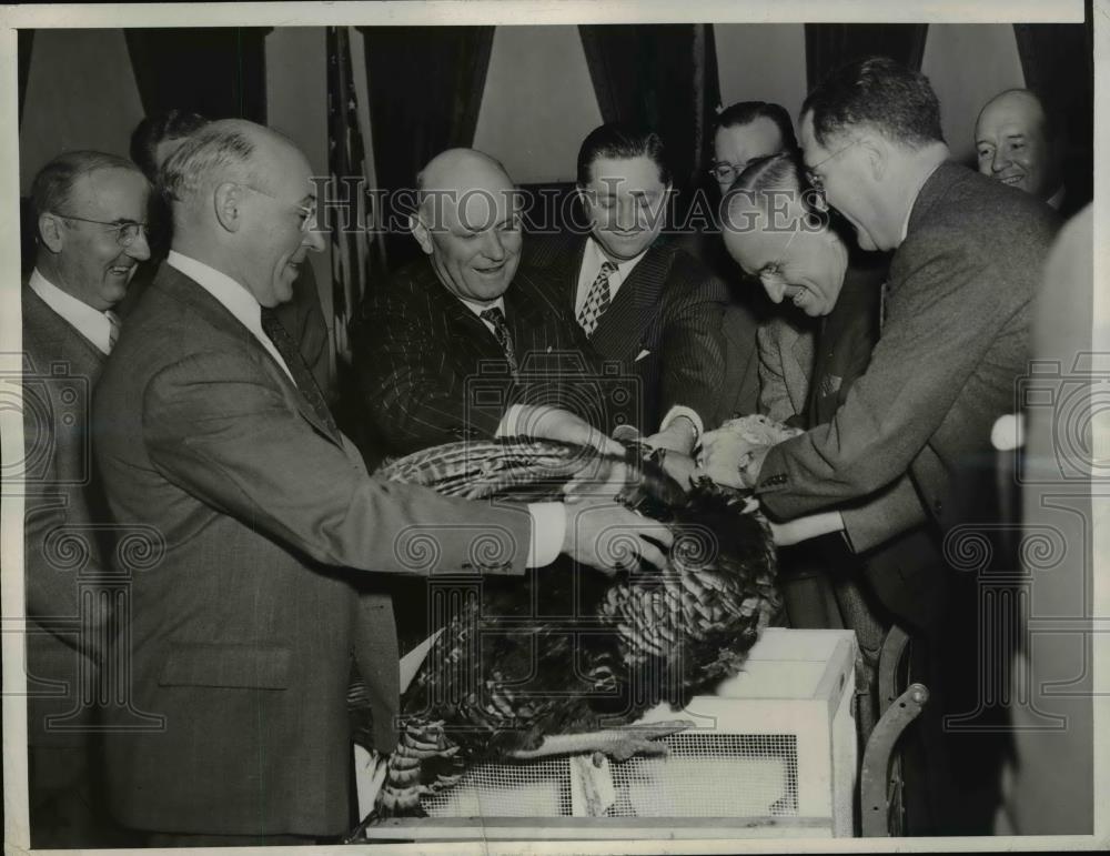 1946 Press Photo President Truman receives 42 pound Christmas turkey - nee93316 - Historic Images