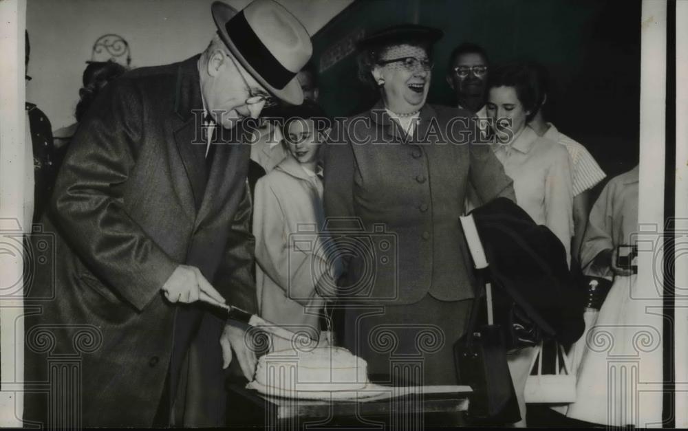 1956 Press Photo Pres. &amp; Mrs. Harry Truman celebrates his 72nd Birthday - Historic Images