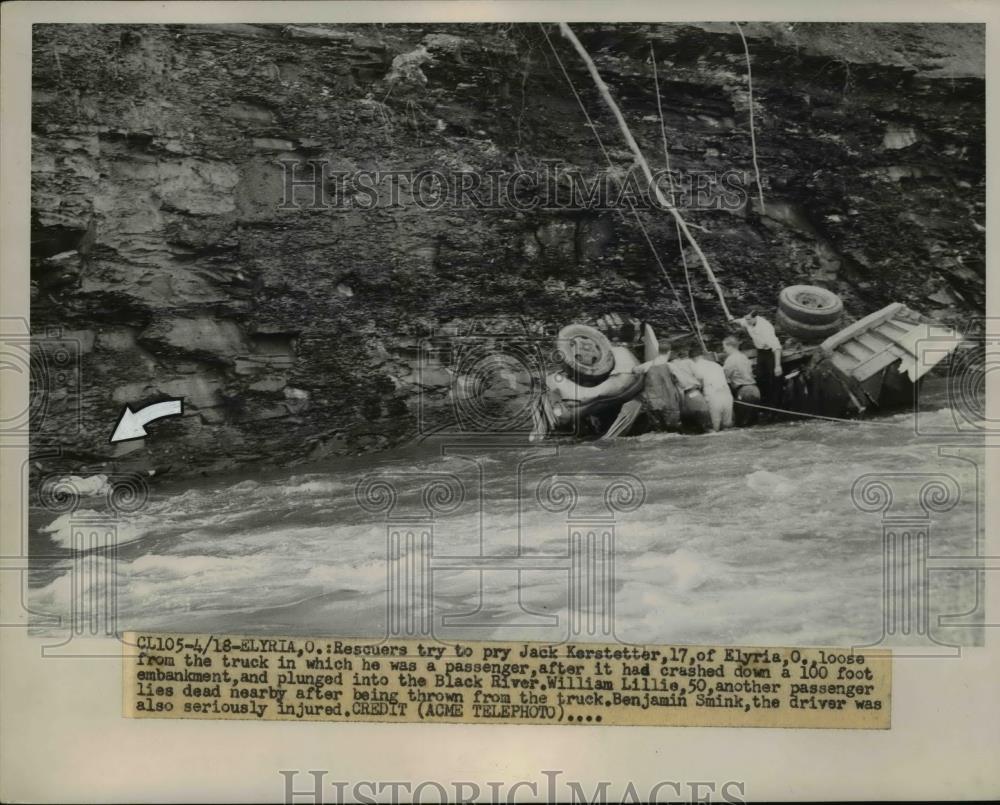 1951 Press Photo Rescuers try to pry Jack Kestetter from the passenger truck - Historic Images