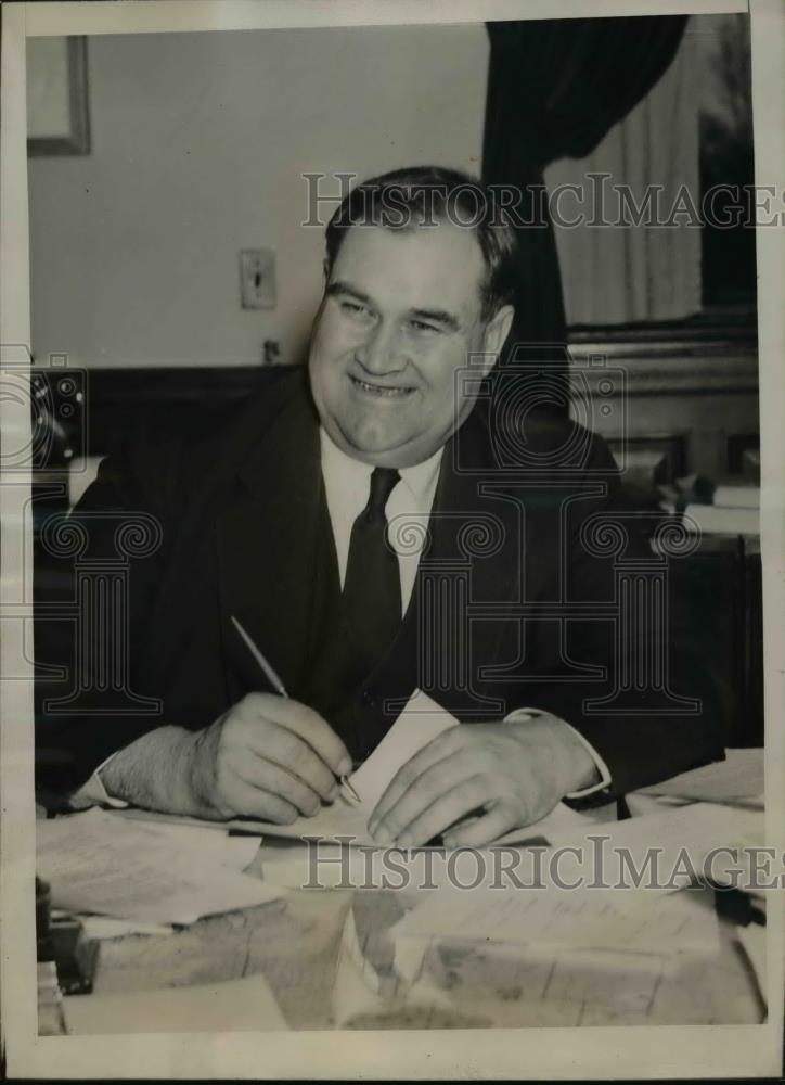 1939 Press Photo Grover Hill at his desk after appointment as Asst Secretary - Historic Images