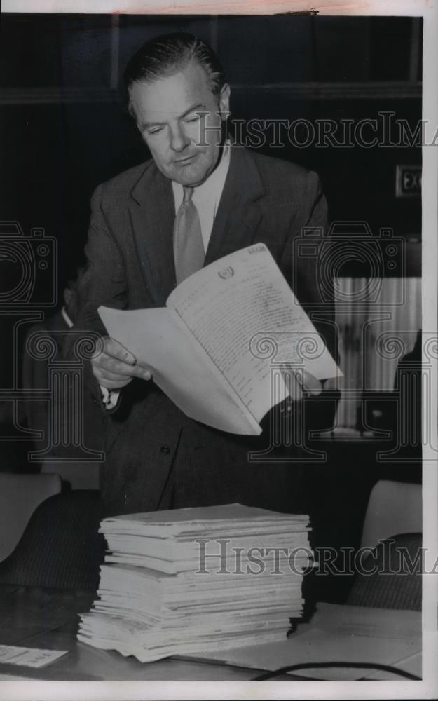 Press Photo Henry Cabot Lodge looks over report of the UN Disarmament - Historic Images