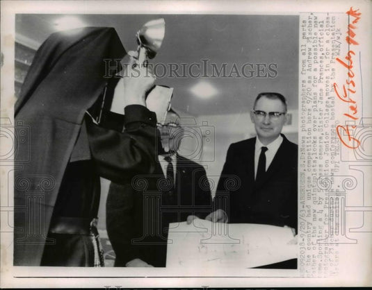 1963 Press Photo Andrew Fischer father of Quintuplets during news conference - Historic Images