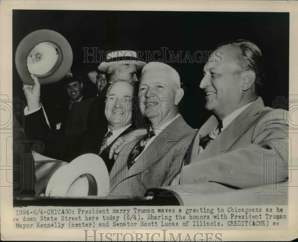 1948 Press Photo Pres. Harry S.Truman waves a greeting to Chicagoans - nee91757 - Historic Images