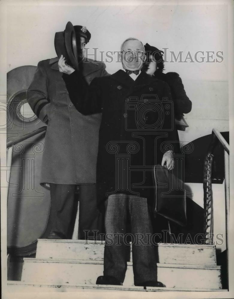 1945 Press Photo Pres. Harry Truman welcomed crowd at Wash. Natl. Airport - Historic Images