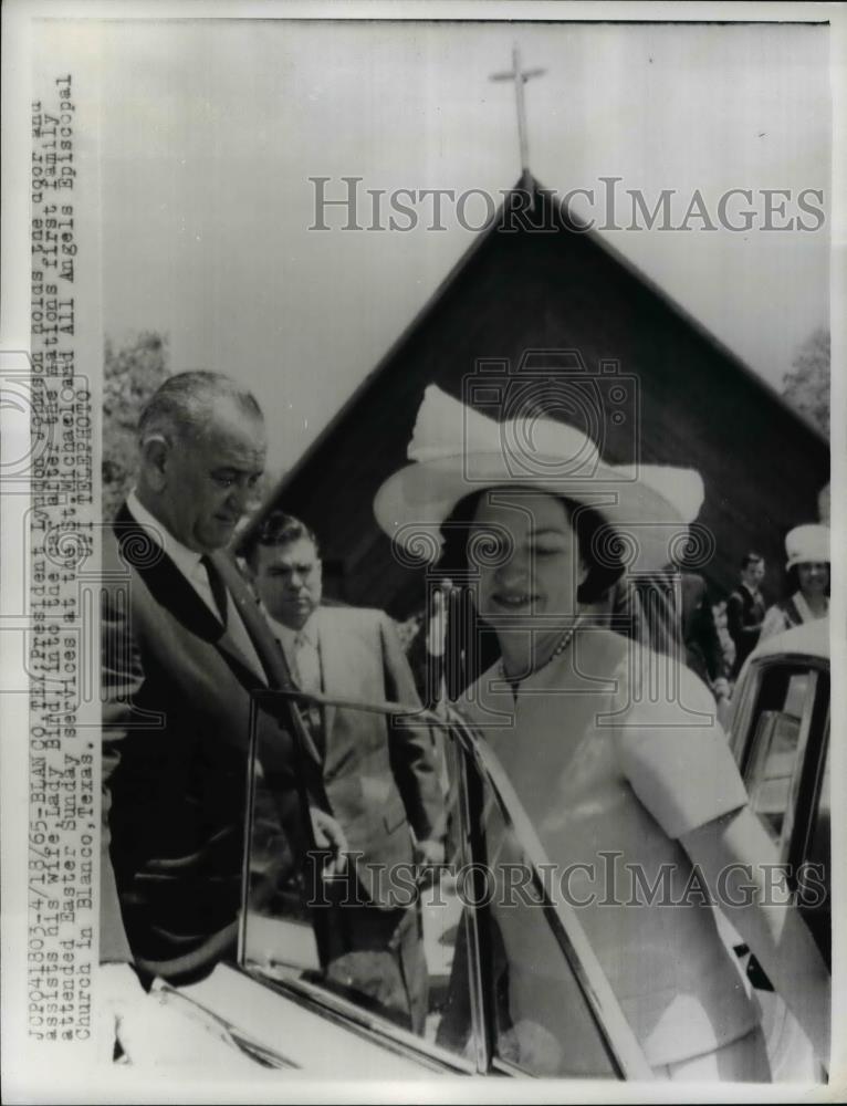 1965 Press Photo Pres. Lyndon Johnson with Wife Lady Bird into the car - Historic Images