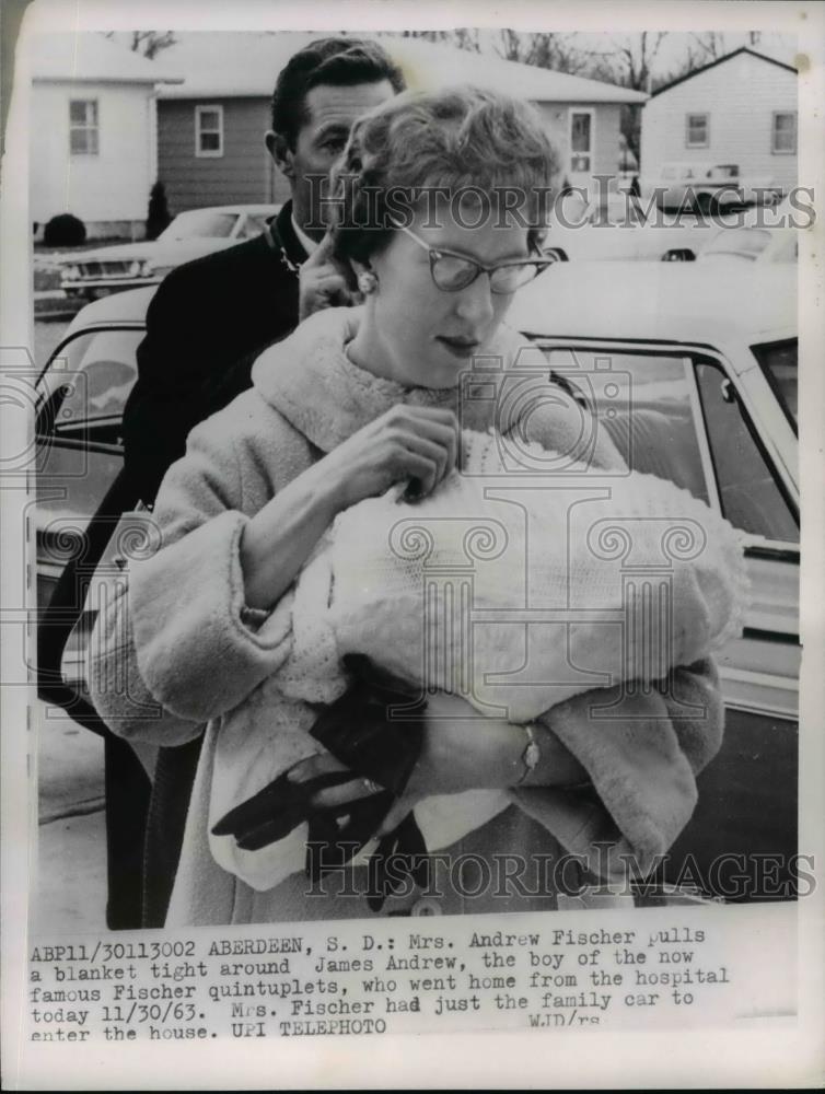 1962 Press Photo Mrs. Andrew Fischer carries the only boy of her Quintuplets - Historic Images