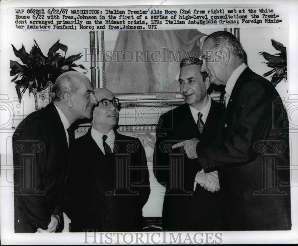 1967 Press Photo Pres. Lyndon Johnson greets Italian Premier Aldo Moro - Historic Images